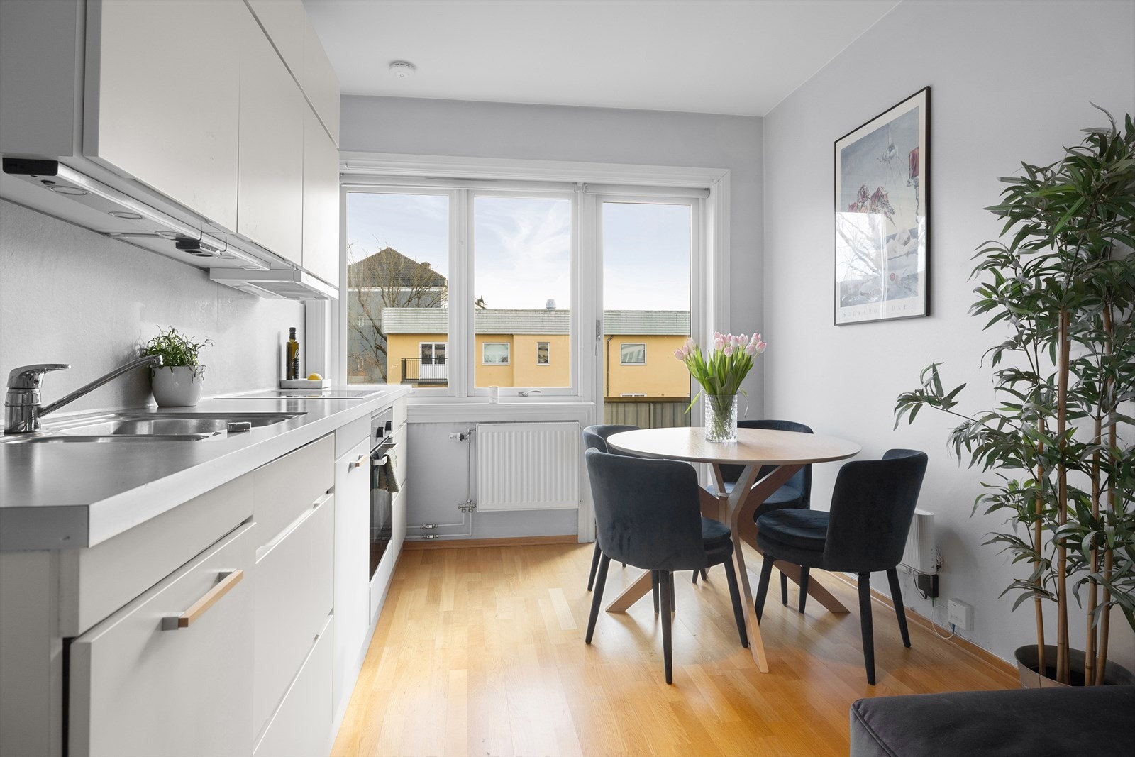 Rommet har store vindusflater og balkongdør som sikrer godt innslipp av naturlig lys. Leiligheten har overflater med tre-stavs parkett og lyse fargevalg. Den gode takhøyden på 2.6 meter gir en åpen og god romfølelse. Galleribilde