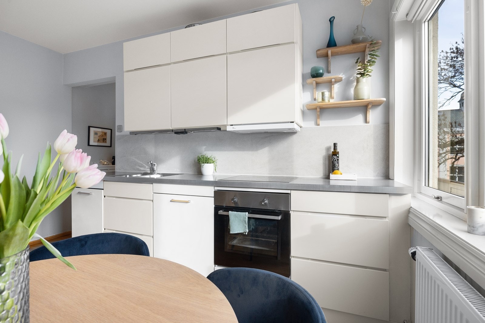 Tidsriktig innredning fra Kvik med hvite glatte fronter og benkeplate i laminat. Galleribilde
