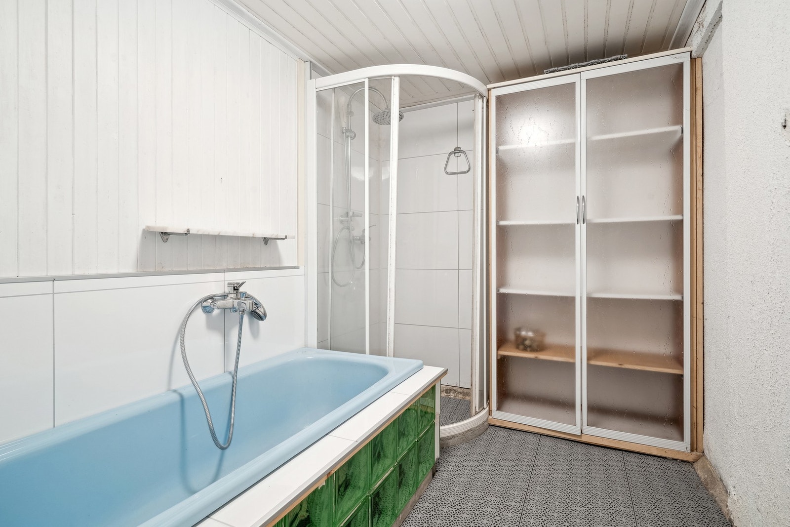 Bad i kjelleretasje. Galleribilde