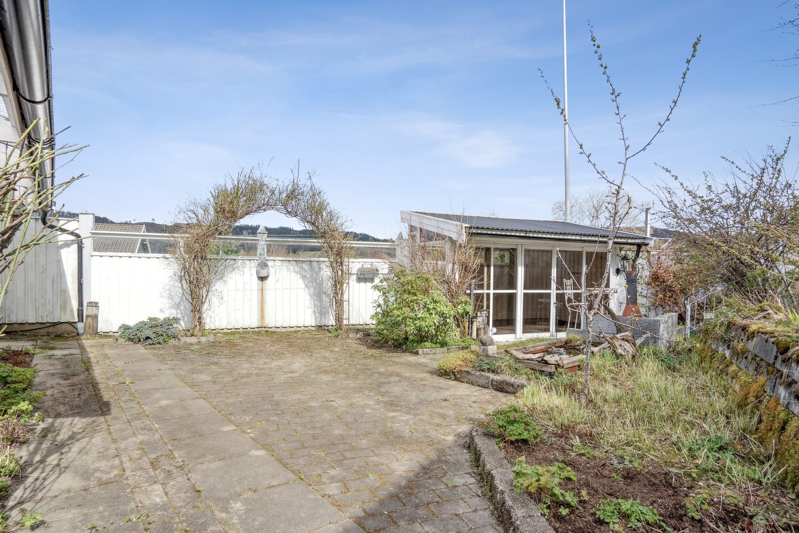 Koselig opparbeidet hage, tomten er på 680,6 kvm. Galleribilde