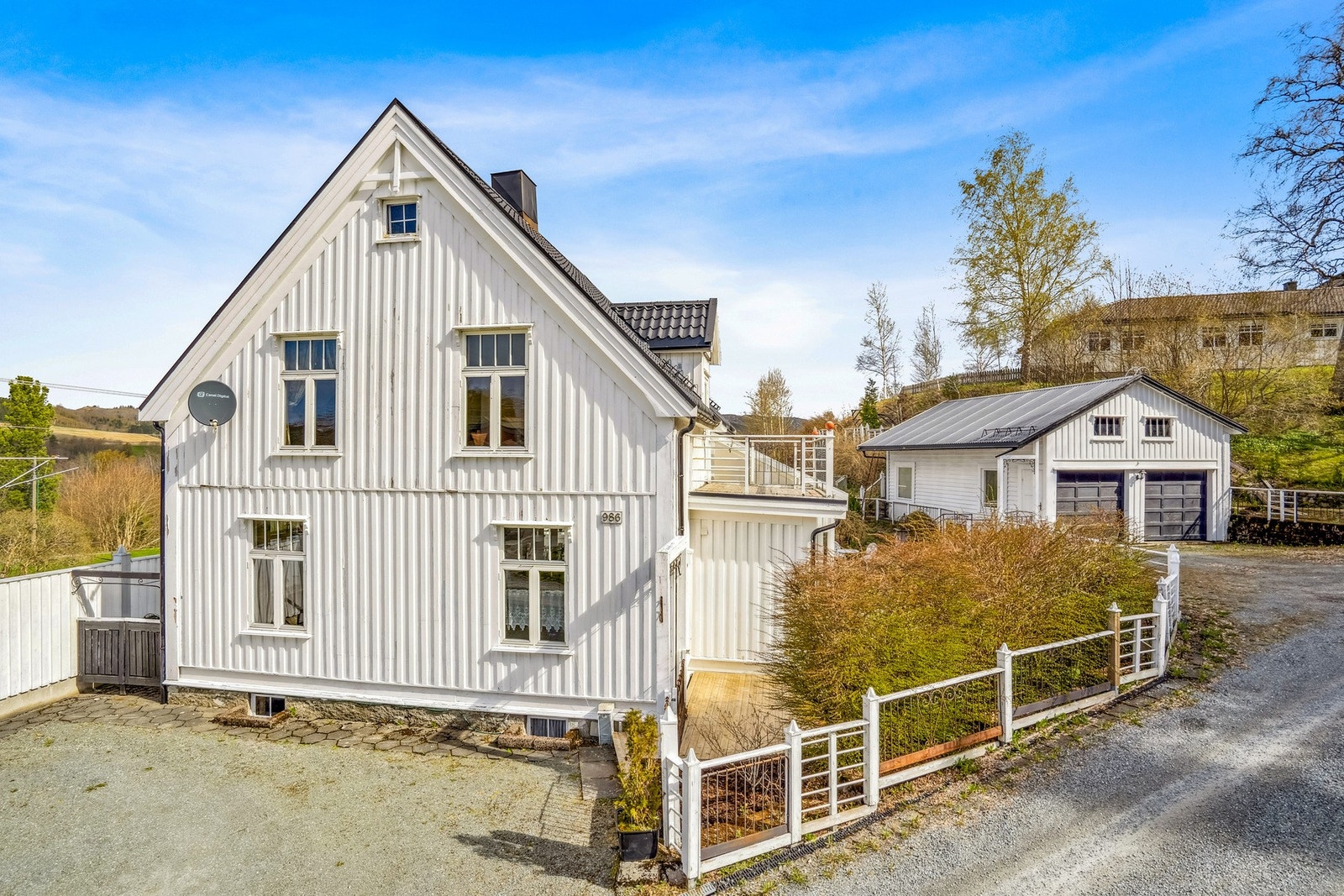 EiendomsMegler 1 ved Oliver Almli Reinås presenterer: Sørsidevegen 986. Galleribilde