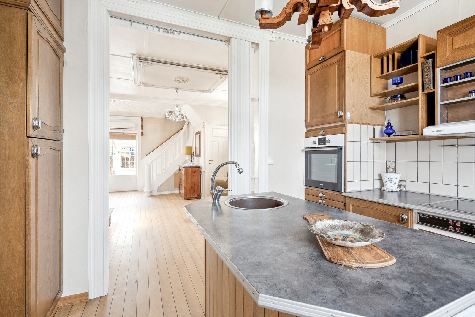 Av utstyr finnes det integrerte hvitevarer som stekeovn, plate topp og frittstående oppvask maskin og kjøleskap. Mekanisk avtrekk over stekesone. Galleribilde