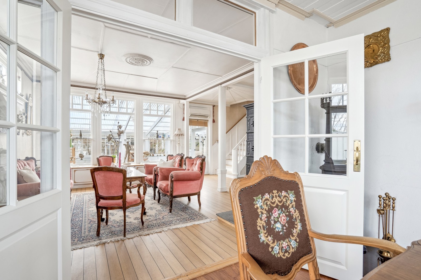 Fra stuen har man utgang til egen vinterhage og separat spisestue. Galleribilde