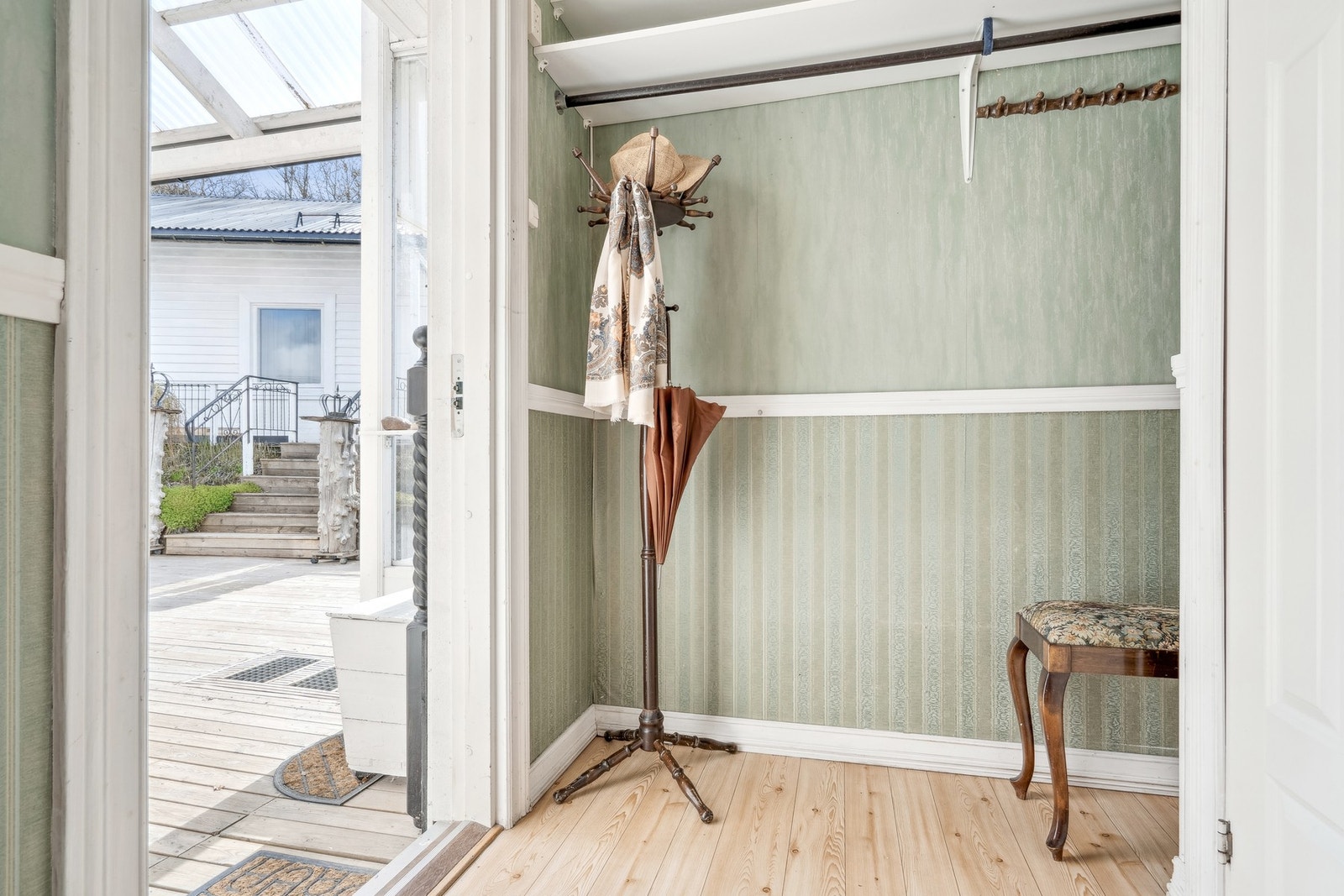 Vindfang med inngang til toalett. Galleribilde