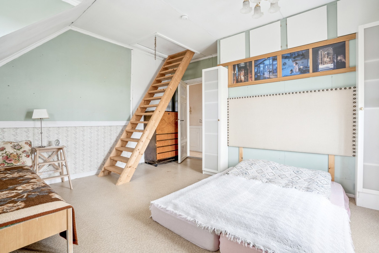 Boligen har 3 soverom, alle beliggende i 2. etasje. Galleribilde