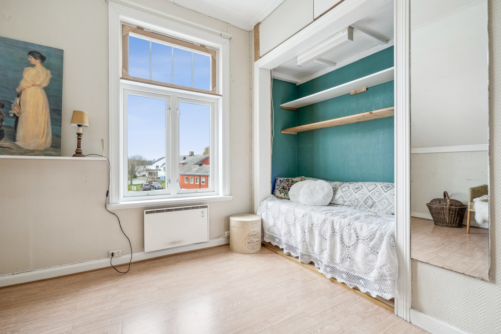 Belegg på gulv, strie på vegger. Malte flater i tak. Panelovn som varmekilde. Galleribilde