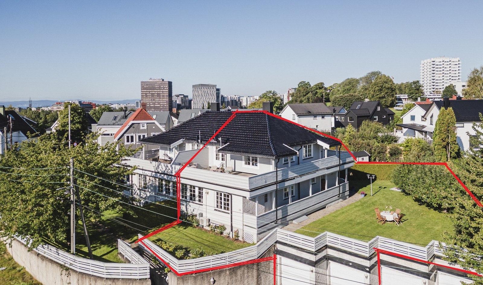 Flott skjermet og meget barnevennlig beliggenhet. Stor solrik hage og terrasser med masse boltreplass for liten, stor og firbente, i tillegg til en koselig lekestue for barn. Galleribilde