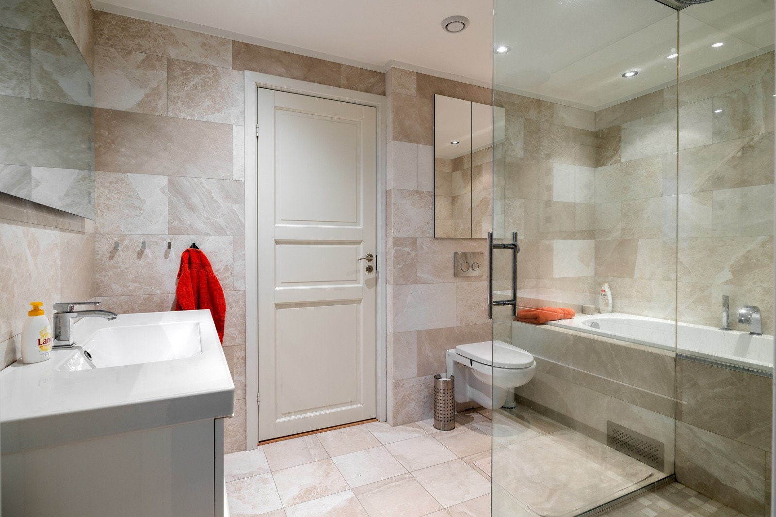 Badet i underetasjen er moderne og flilagt fra 2012. Galleribilde