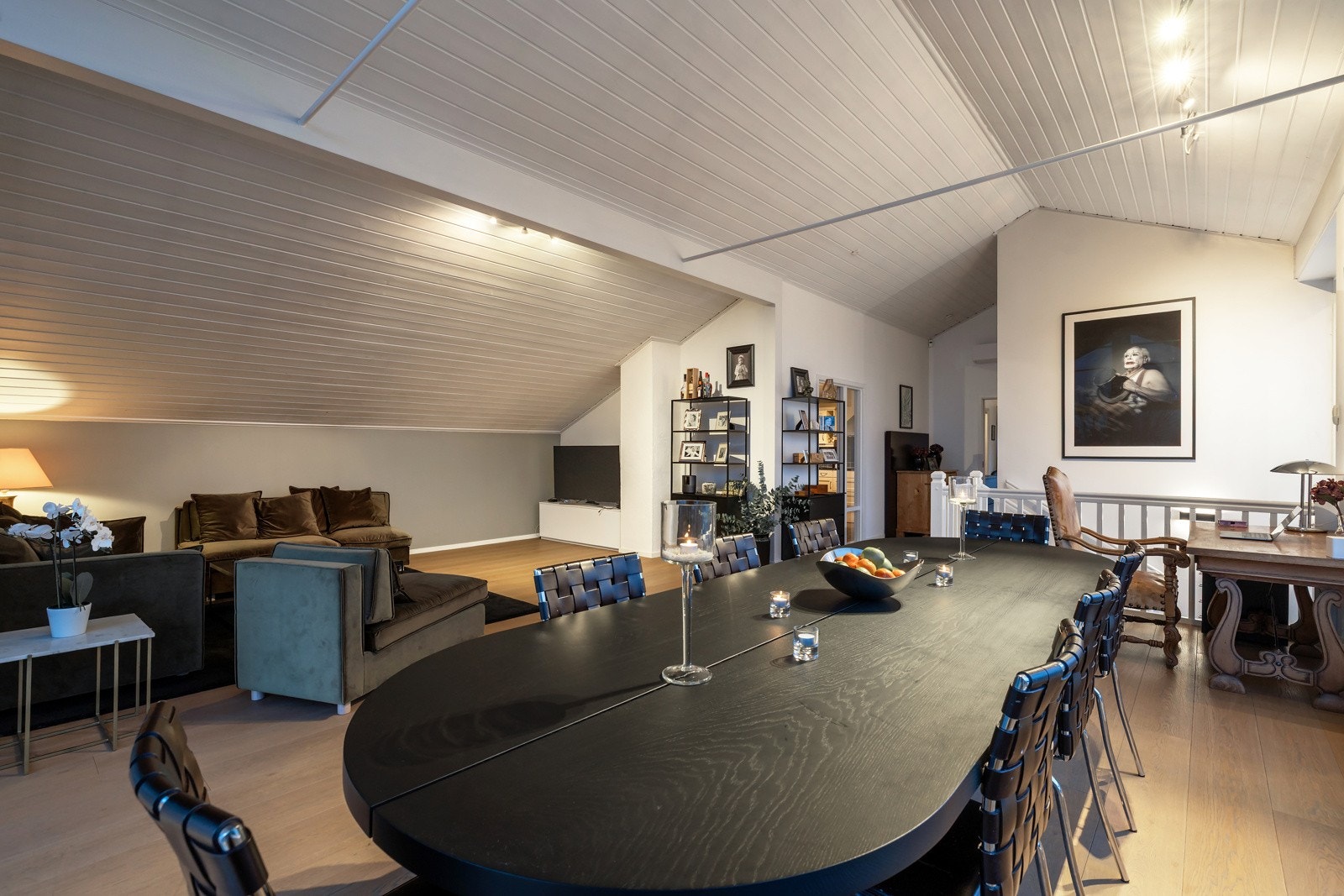 Rommet gir optimale møbleringsmuligheter, med god plass til både stor sofagruppe og et innbydende spiseområde. Galleribilde