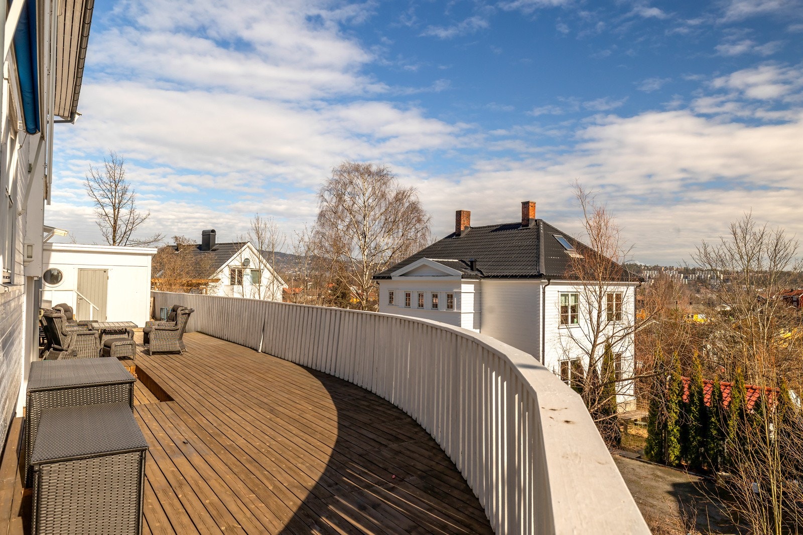 Her er det gode solforhold og god plass til loungemøblement og grill. Galleribilde