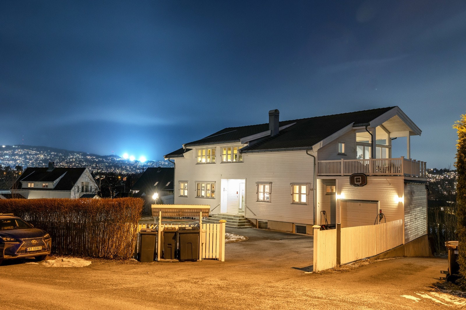Her har vi gleden av å presentere en stor og innholdsrik enebolig med en ettertraktet beliggenhet på Jar. Galleribilde
