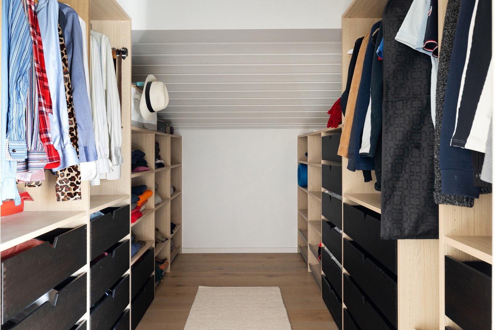 Walk-in closet. Galleribilde