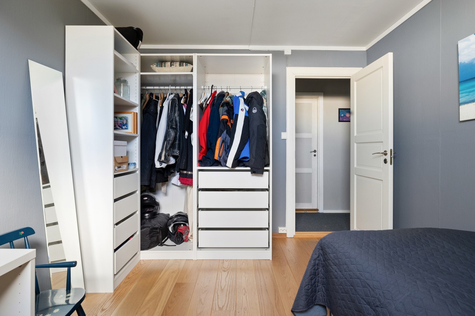 Disponibelt rom i kjelleren er innredet med en praktisk garderobeløsning. Galleribilde