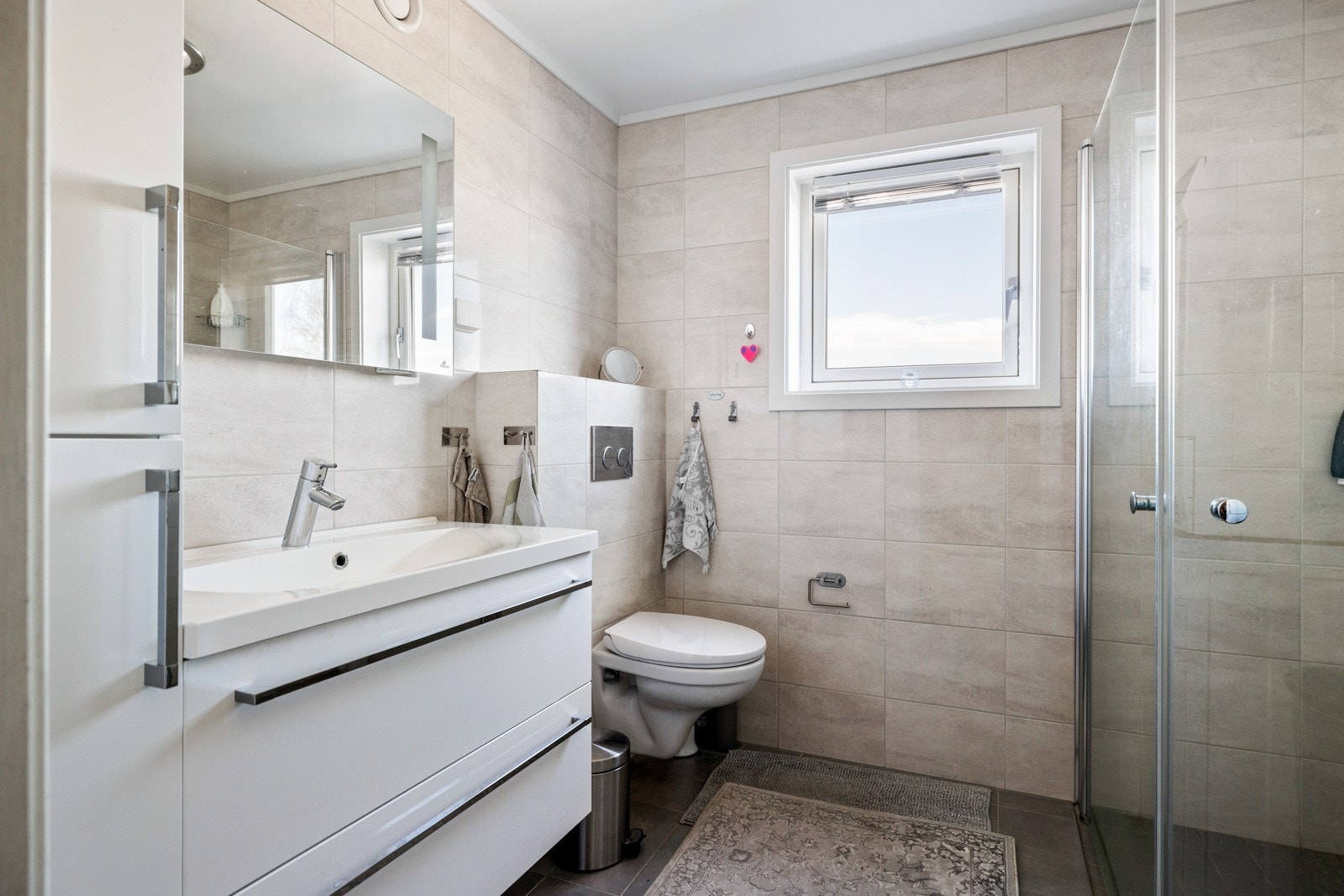 Hybel - Badet er innredet med en dusjløsning, vegghengt toalett og opplegg for både vaskemaskin og tørketrommel. Galleribilde