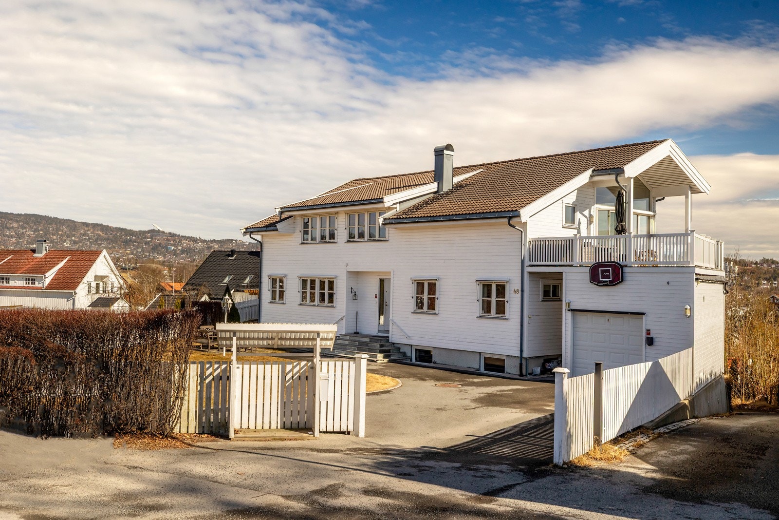Til boligen er det en garasje med plass til en bil, samt gode parkeringsmuligheter på egen tomt. Galleribilde