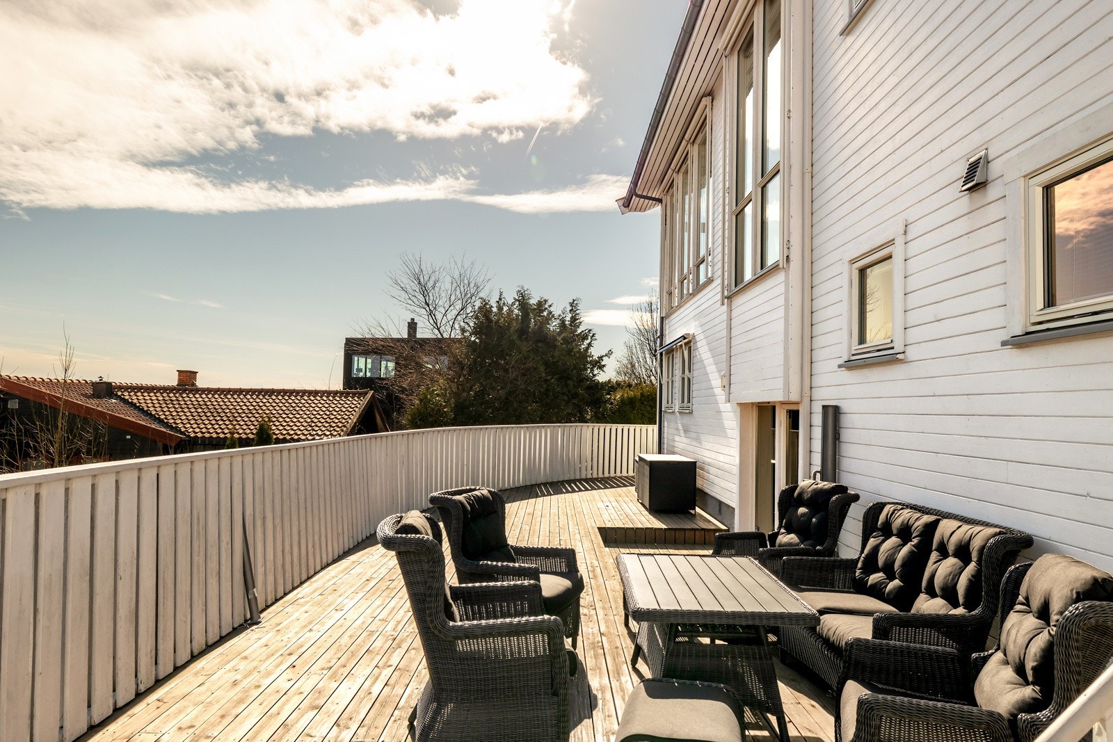 På baksiden av huset er det en stor terrasse på 75 kvm. Galleribilde