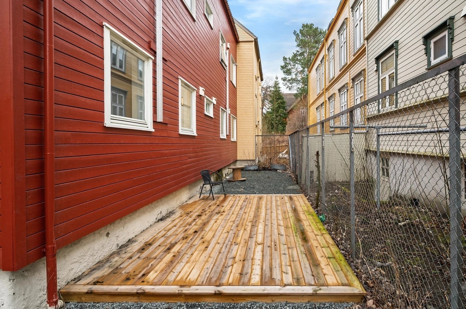 Felles platting ble satt opp høsten 2024 og er ikke helt ferdigstilt. Flere plommetrær er plantet, og planen er at trær og beplantning skal skjerme gjerdet. Til sommeren er det planlagt dugnad for å sette inn utemøbler og eventuelt en grill. Galleribilde