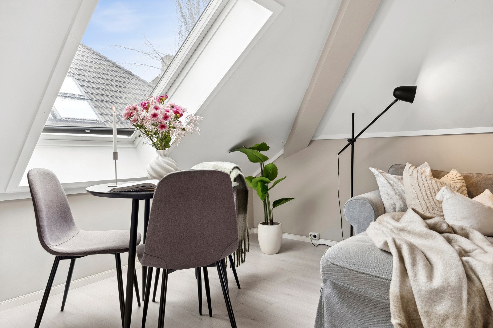Det passer utmerket å innrede med spisegruppe mellom stuen og kjøkkenet. Galleribilde