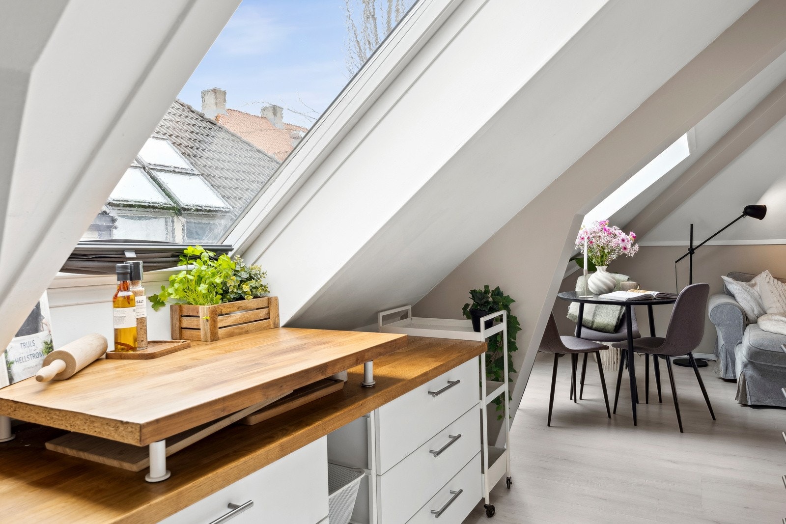 Den store vindusflaten gjør at kjøkkenet oppleves lyst og luftig. Kjøkkenet er utstyrt med smarte løsninger som gjør både matlaging og oppbevaring enklere. Galleribilde