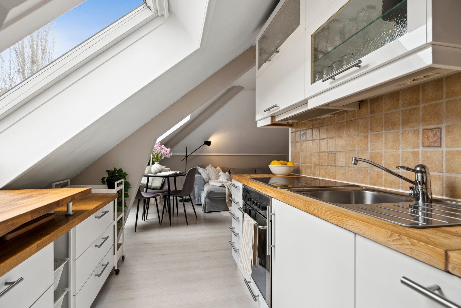 Leiligheten har et tidløst IKEA-kjøkken med glatte fronter og benkeplate av tre. Galleribilde