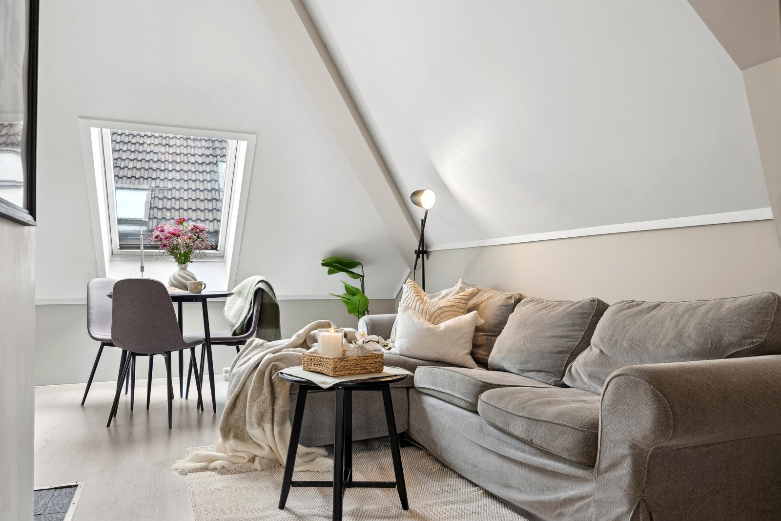 Veggene er malt i lyse og behagelige farger, og de store vindusflatene slipper inn rikelig med naturlig dagslys Galleribilde