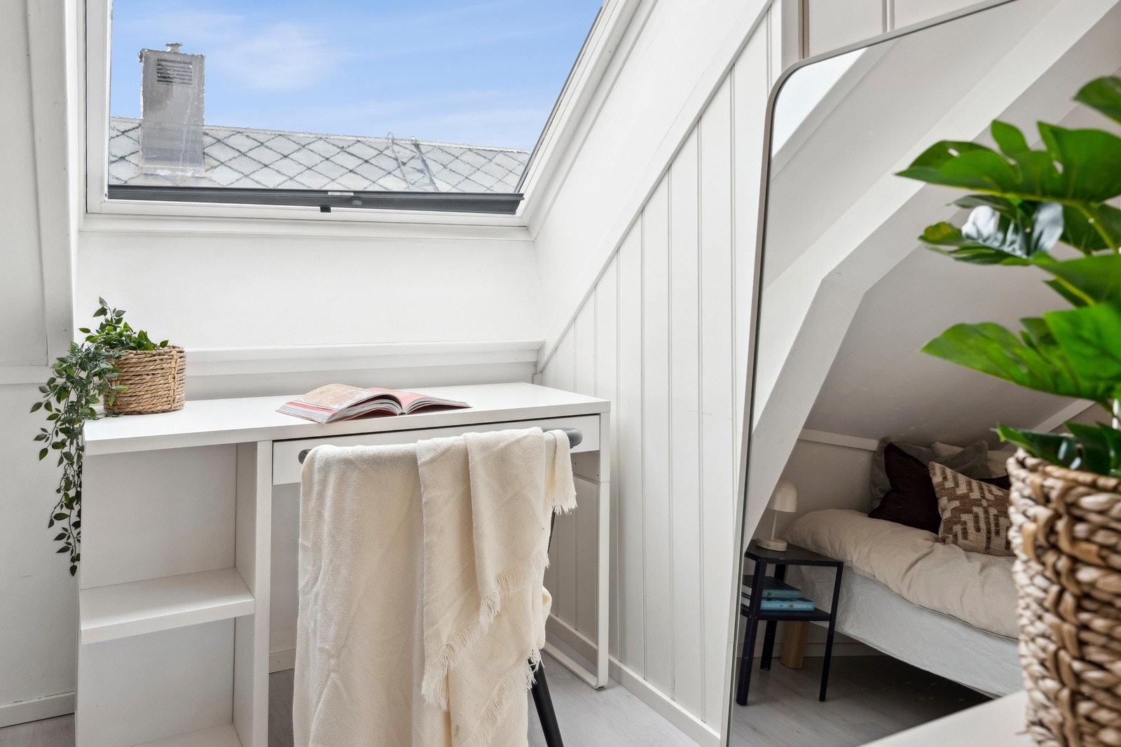 Den store vindusflaten sørger for mye naturlig lys, perfekt for en behagelig arbeidsplass. Galleribilde