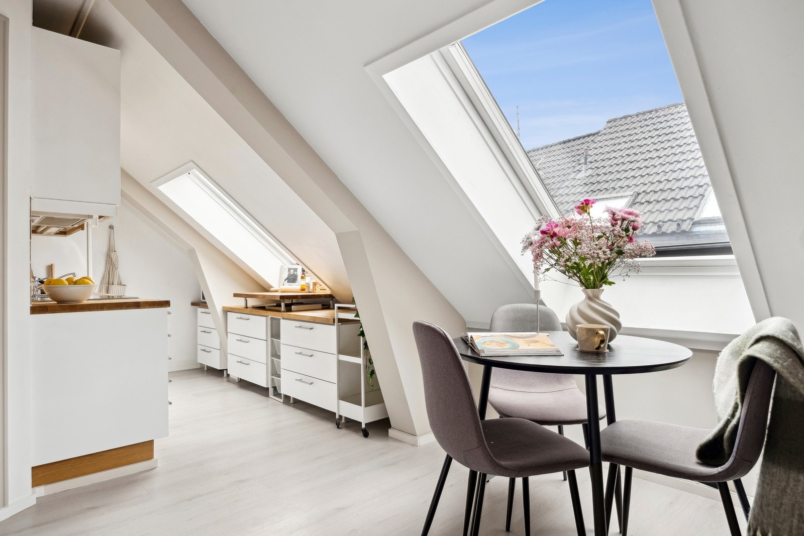 Velkommen til denne nydelige 3-roms toppleiligheten med attraktiv og sentral beliggenhet på Øvre Møllenberg. Galleribilde