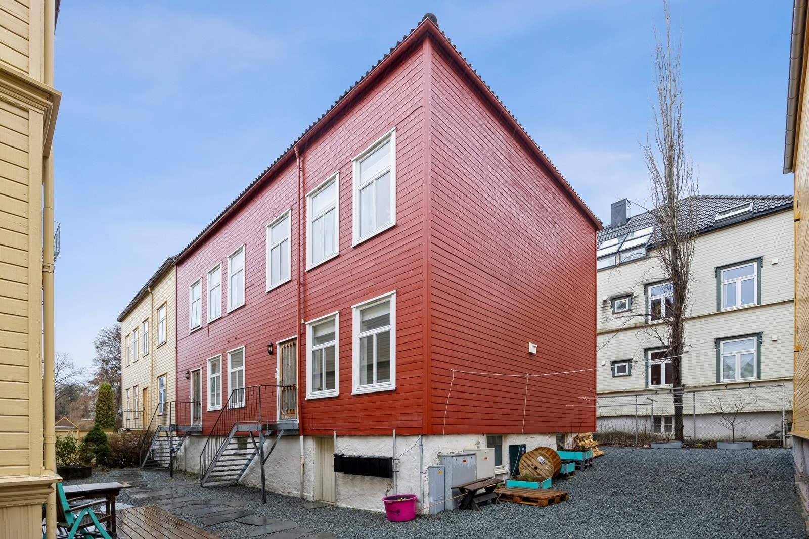 Leiligheten har en flott beliggenhet i toppetasjen av et bygg i en sjarmerende bakgård, skjermet fra gaten. Galleribilde
