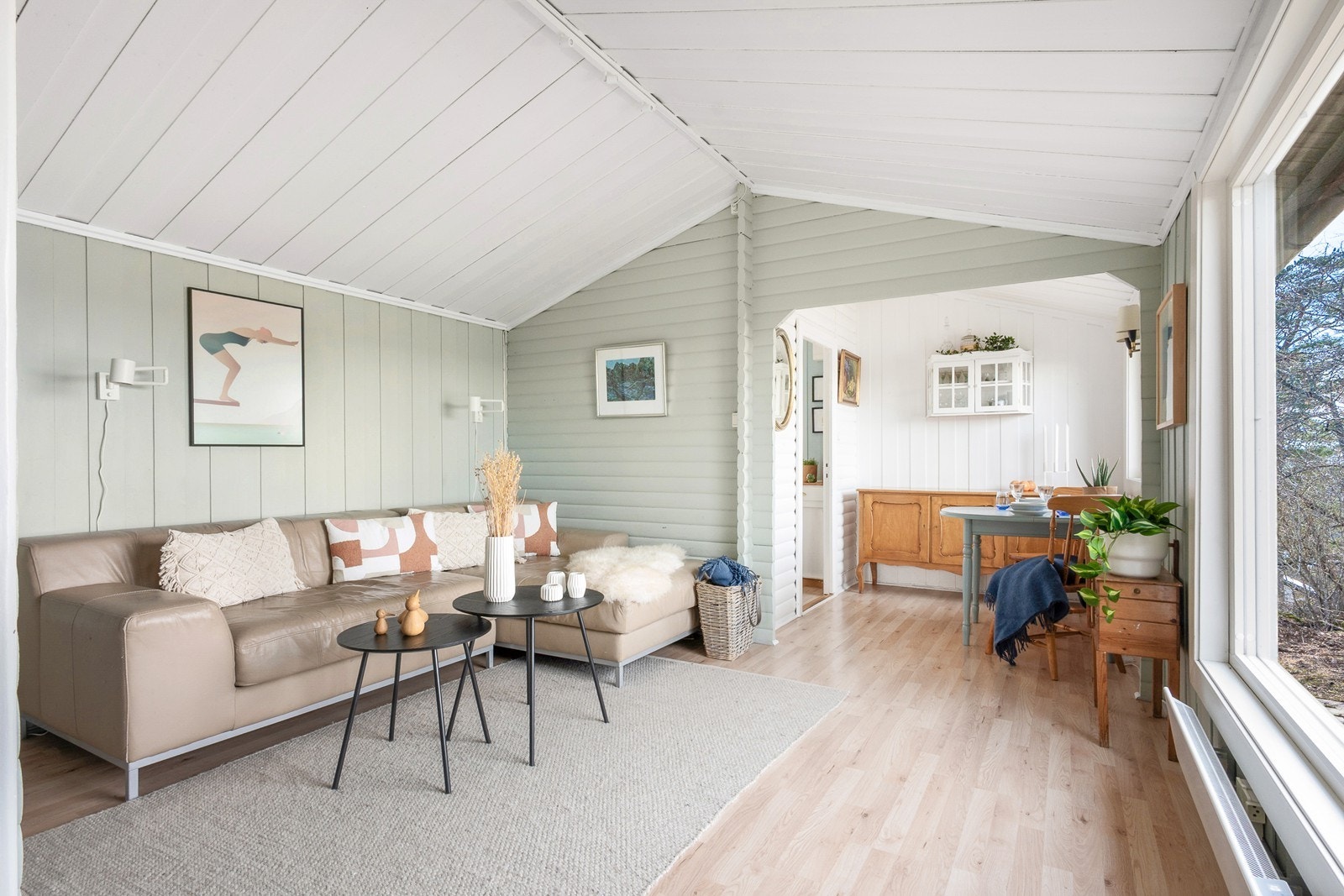 Stuen er et luftig og lyst rom med generøs takhøyde og plass til sofa for hele familien. Galleribilde