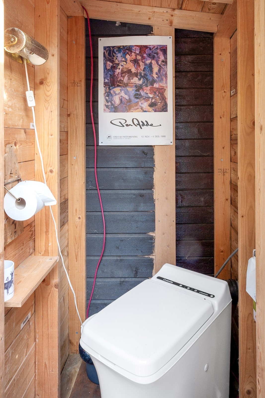 Med adkomst fra vestvendt terrasse ved inngangsparti er et uthus med forbrenningstoalett av type Cinderella og lampe. Galleribilde