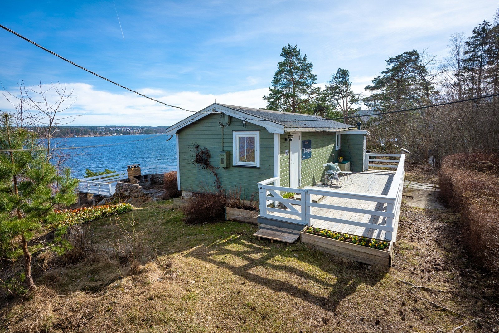 Inngangspartiet er vendt mot vest der solen kan nytes fra tidlig ettermiddag til kveld i grønne omgivelser og med lyden fra bølgeskvulpet. Galleribilde