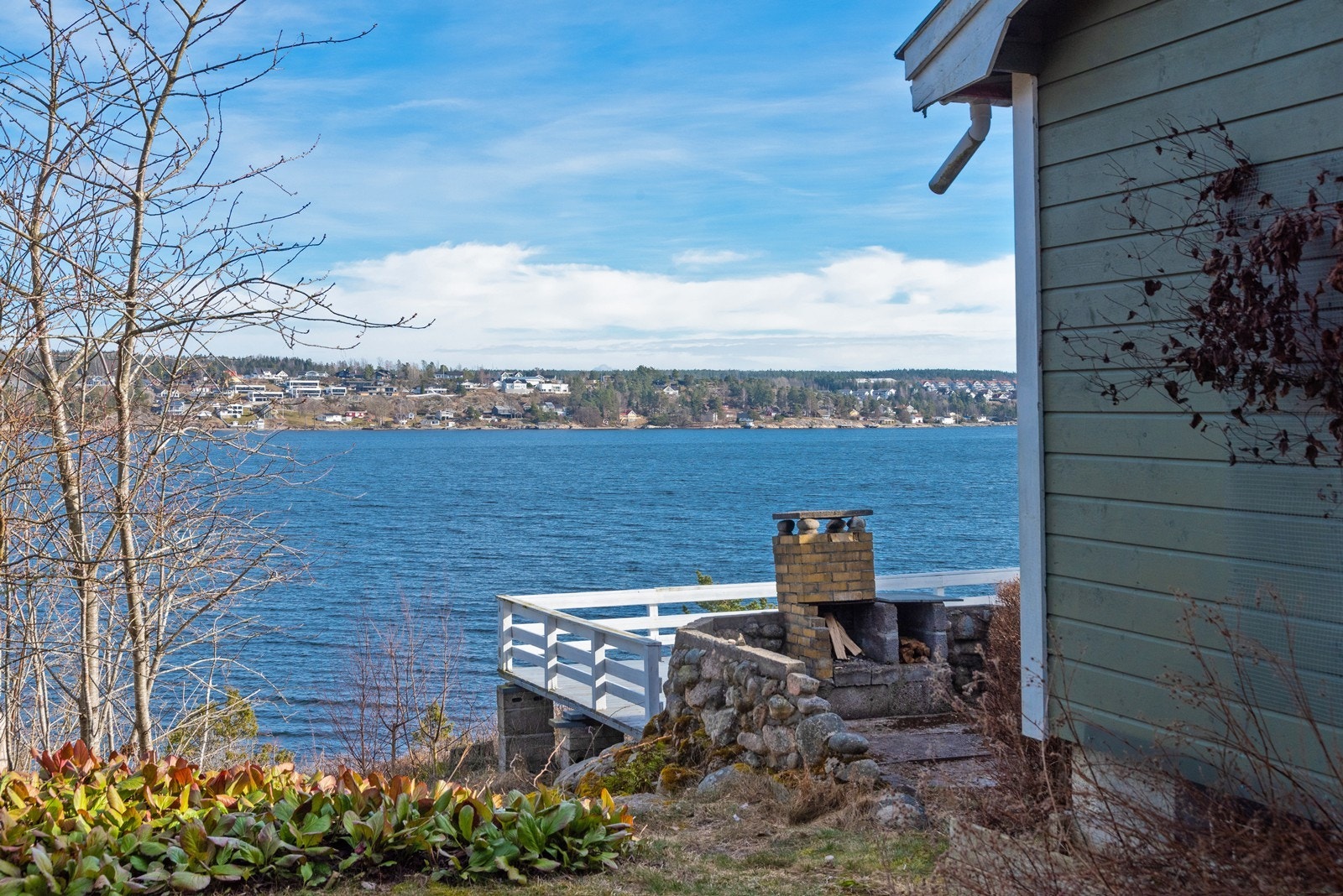 På østsiden av hytta, mot fjorden, er det i tillegg laget til en hyggelig uteplass på ca. 10 kvm med åpen utepeis og betongheller. Galleribilde