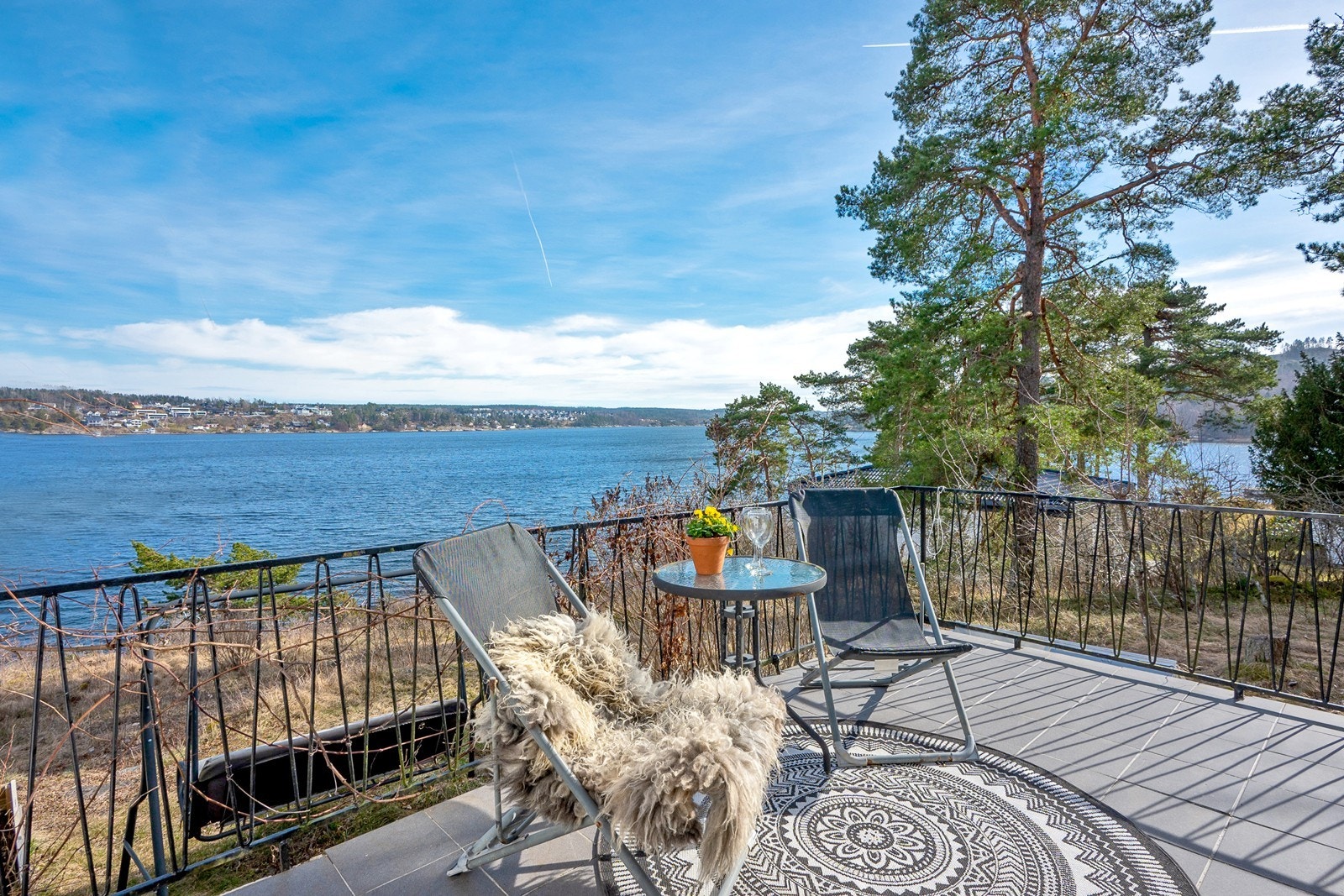 Fra hytta er det nydelig utsikt mot Mossesundet i Oslofjorden og rusleavstand ned til vannkanten. Galleribilde