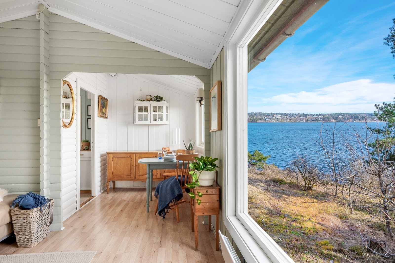 Den gjennomgående løsningen og store vindusflater gir nydelig fjordutsikt fra både kjøkken- og stuesonene. Galleribilde