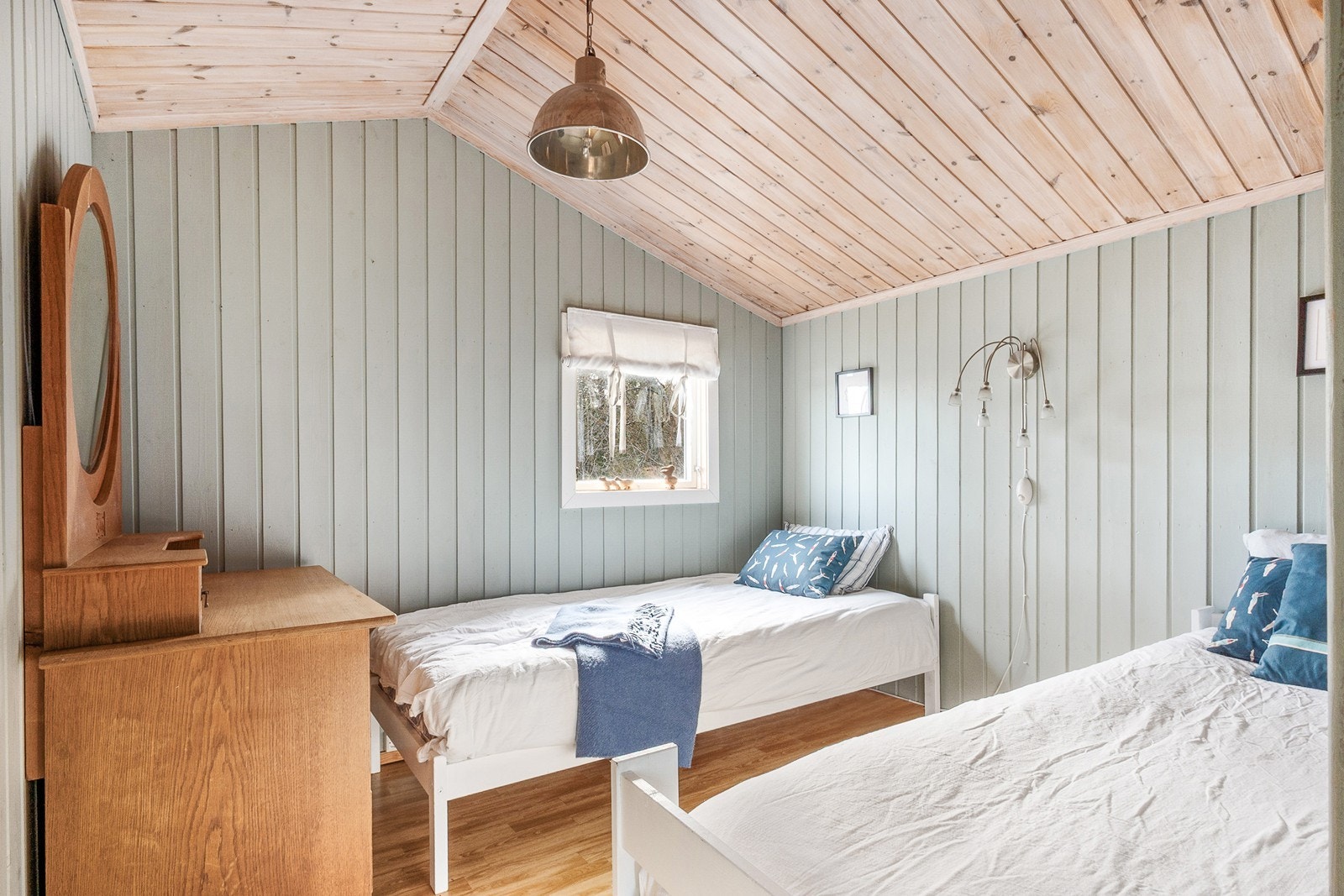 I tillegg har hytta fått tilbygd to rom innredet og brukt som soverom. Disse er ikke godkjent for varig opphold. Galleribilde