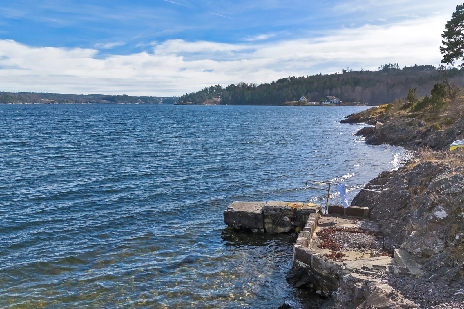 Ved vannet finner man en liten steinbrygge og et parti med plass til å sole seg etter en dukkert. Galleribilde