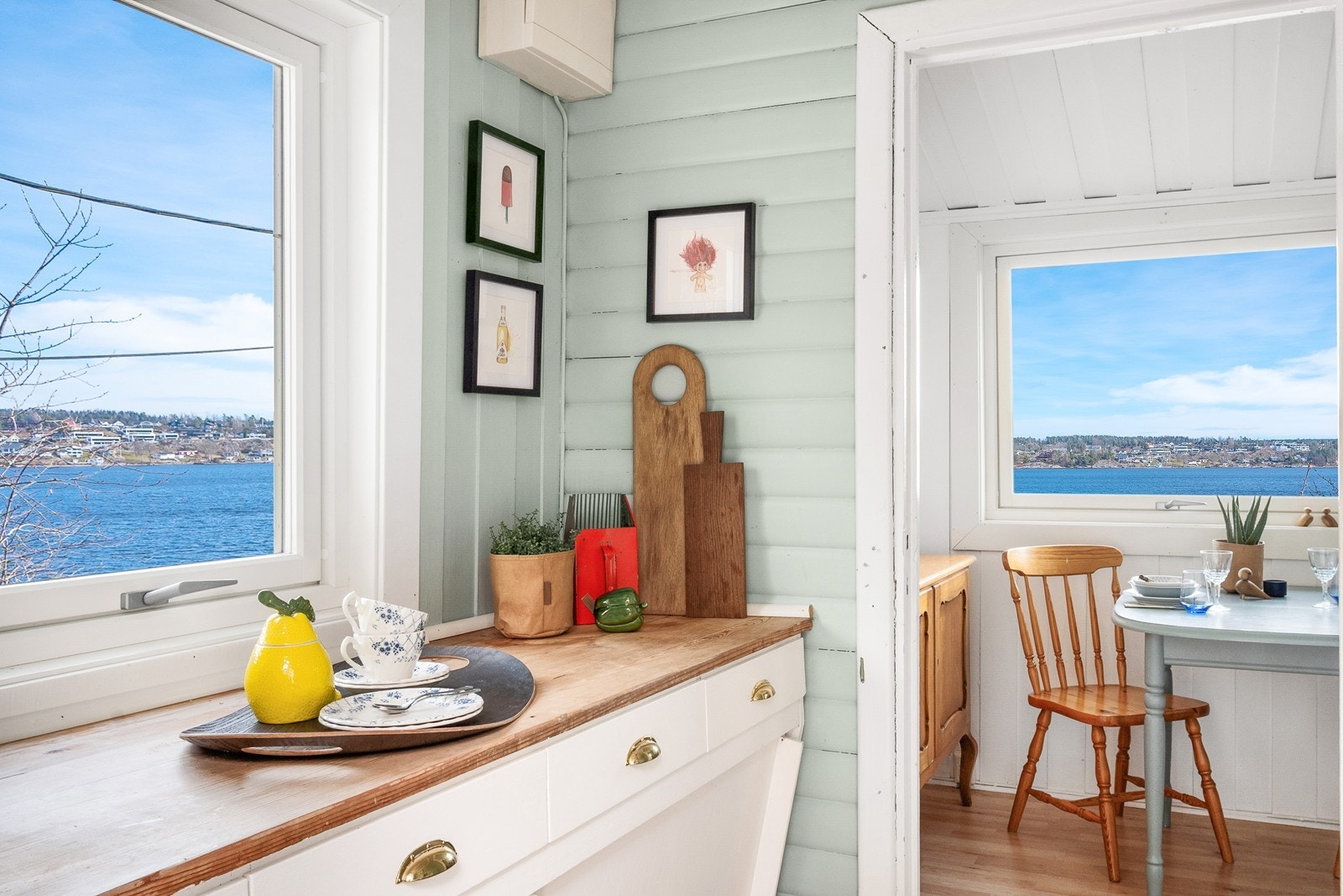 På trebenken kan man klargjøre til måltider med flott utsyn og rommet har en komfyr som medfølger. Galleribilde