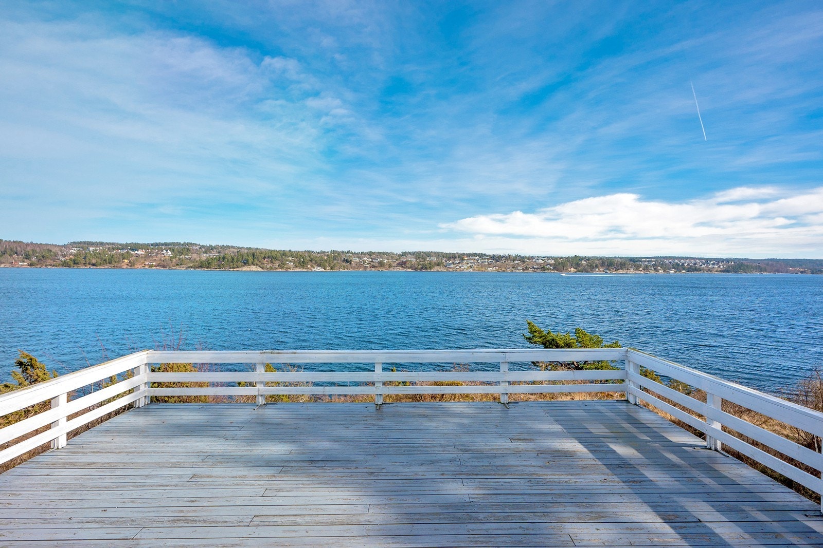 Rett på nedsiden er en veranda med terrassebord. Nyt orkesterplass til soloppgangene og fri breddeutsikt mot fjorden. Veranda er ikke søkt eller godkjent. Galleribilde