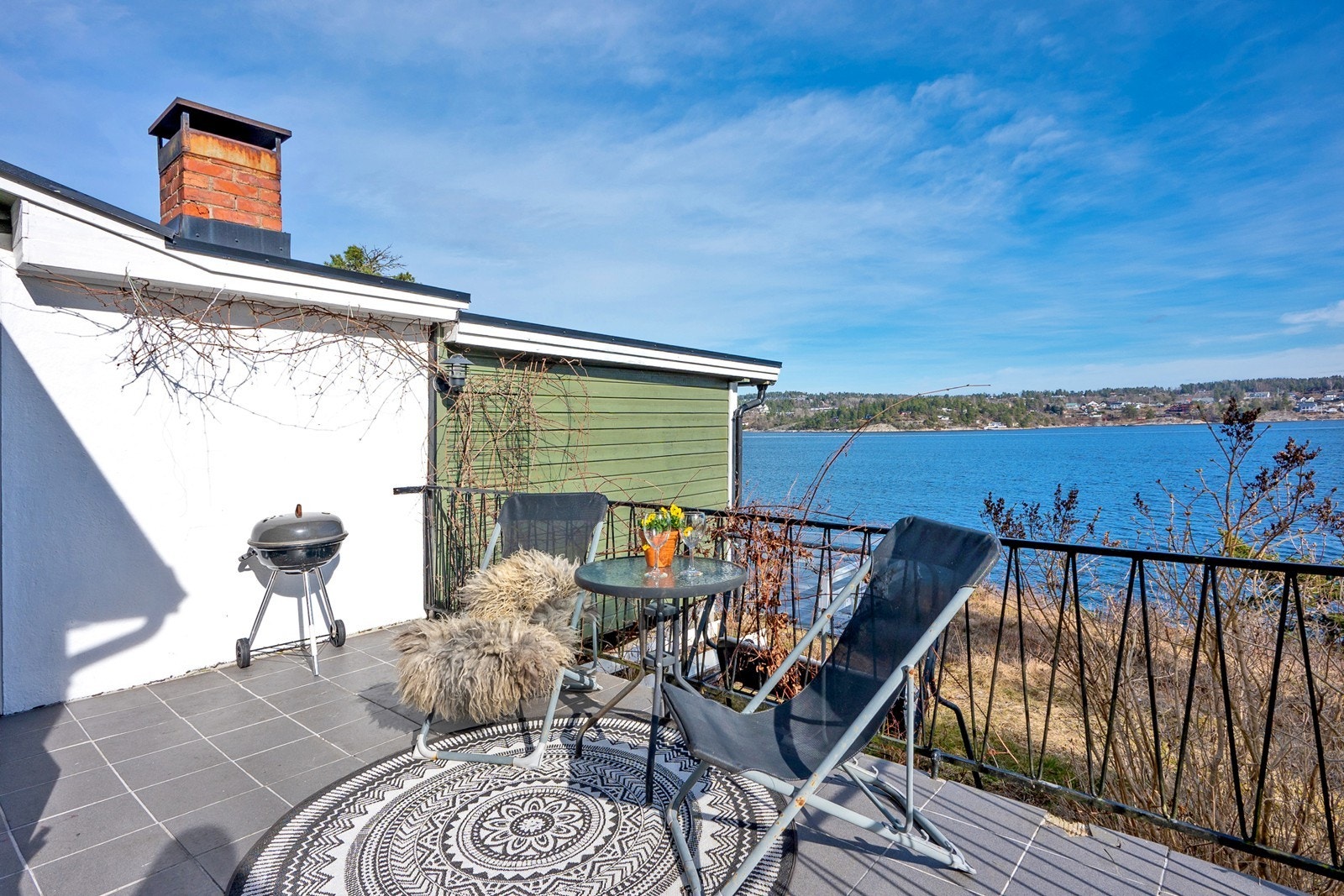 En nydelig plass for avslapning hele året med plass til møblement etter ønske. Veranda er ikke søkt eller godkjent. Galleribilde