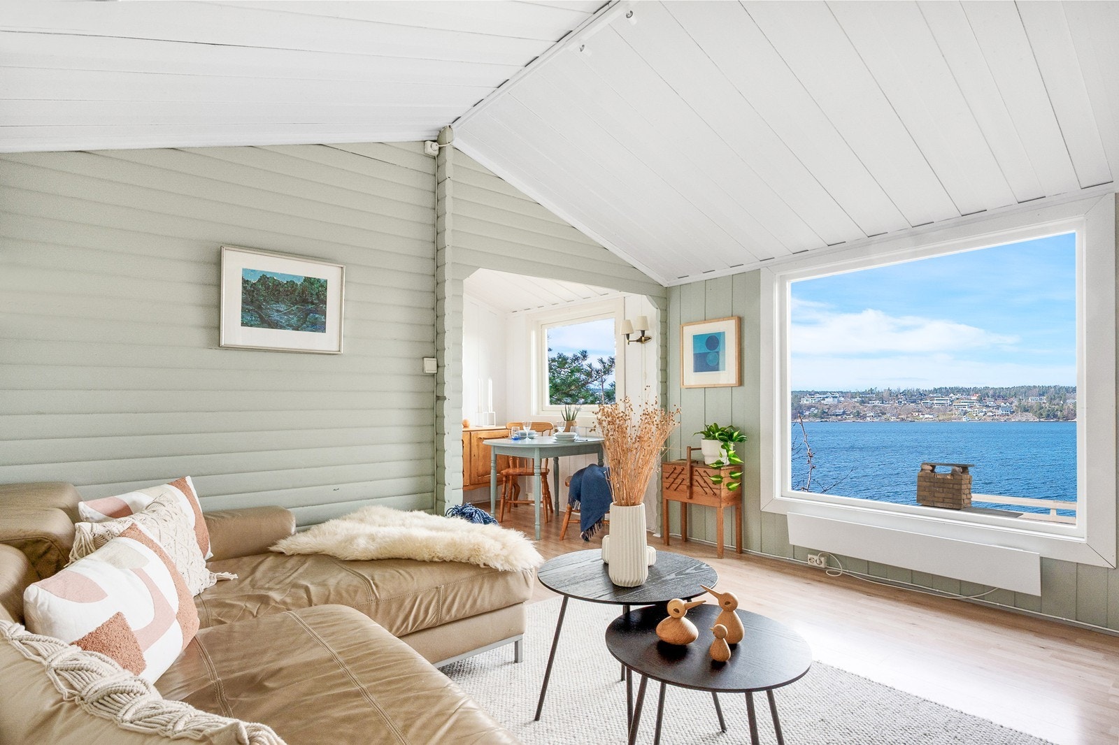 Videre kommer man inn i hovedstuen med store, østvendte vindusflater mot fjorden. Galleribilde