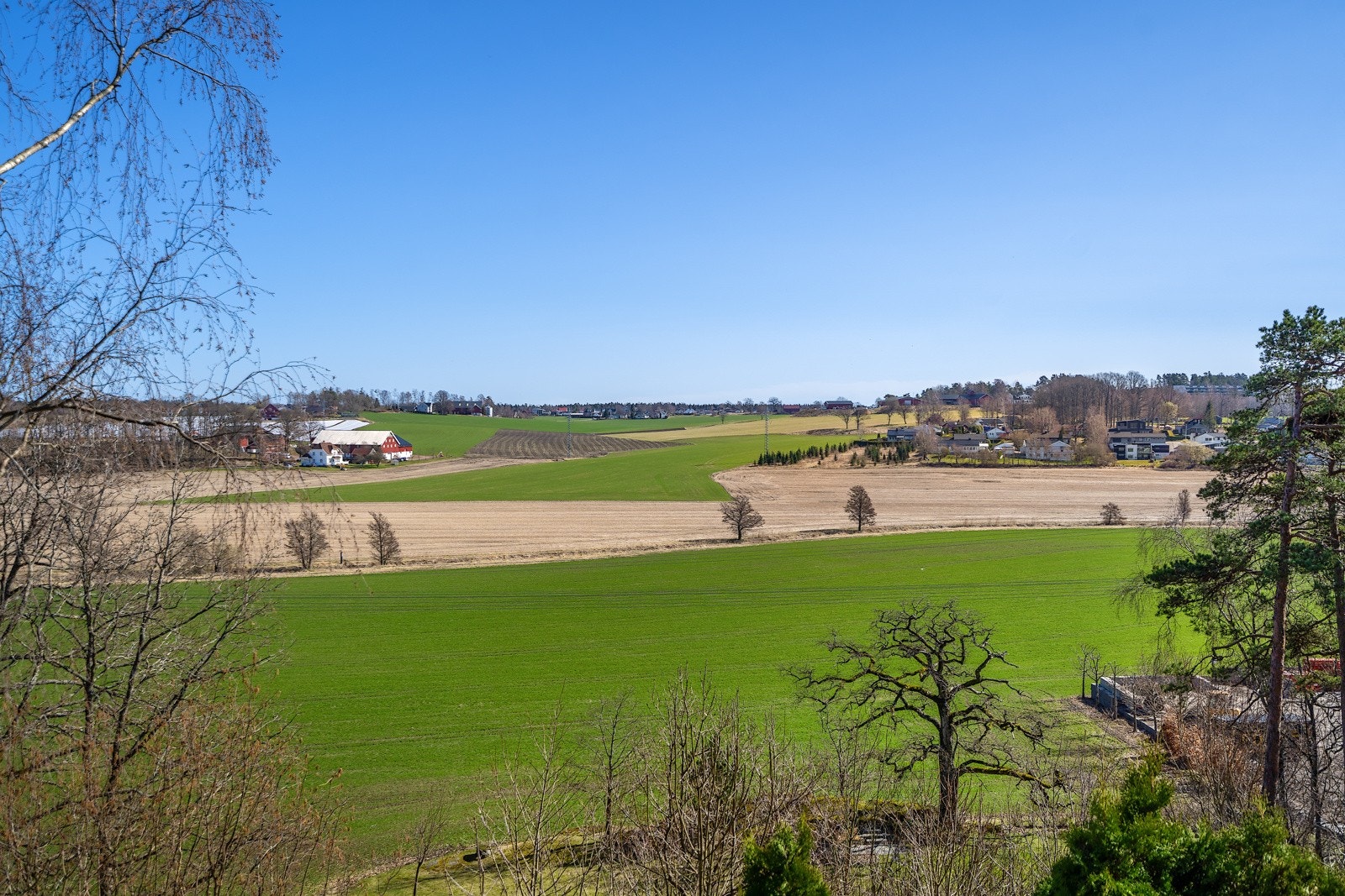Fri og fin utsikt over Slagendalen og omkringliggende omgivelser Galleribilde