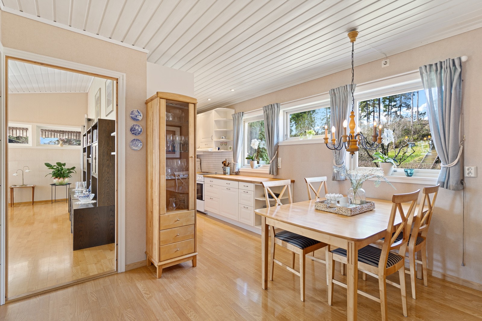 Hyggelig spiseplass på kjøkkenet - spiseplassen er plassert ved vinduet Galleribilde