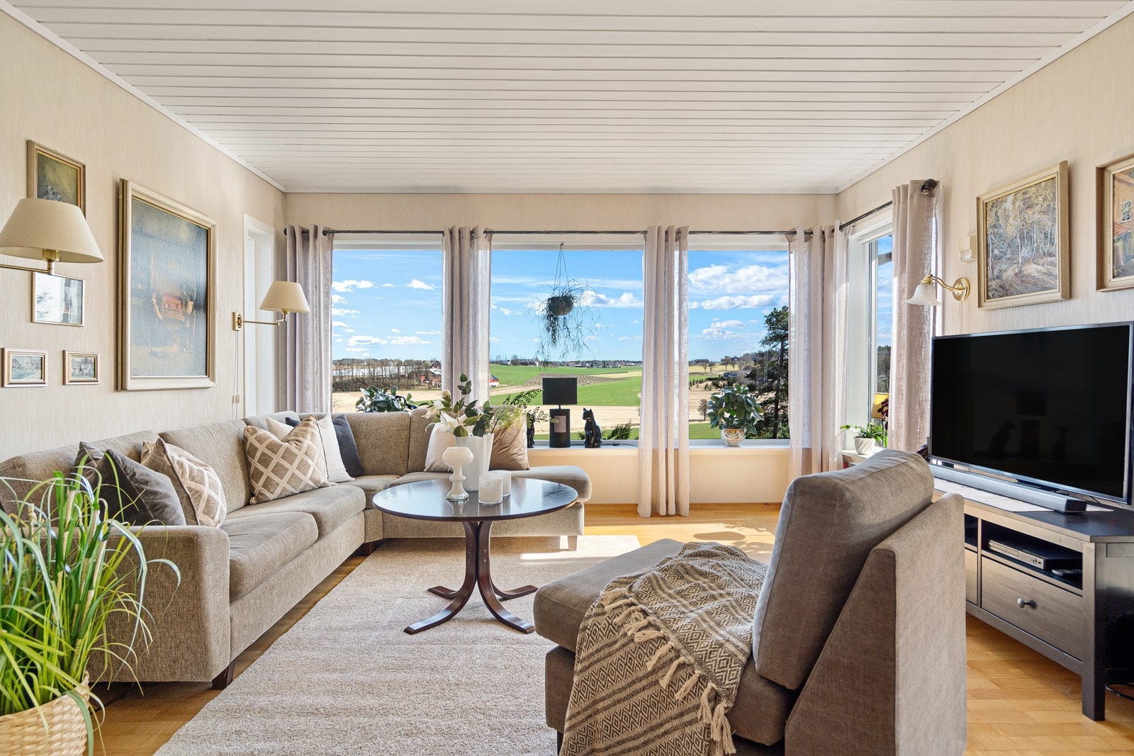 Stuen har store og fine vinduer som bidrar til at det slippes inn rikelig med lys Galleribilde