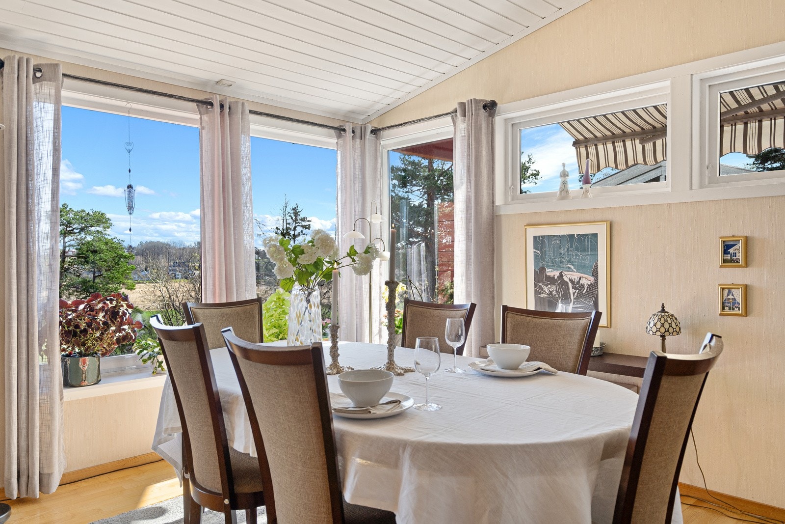 Spisestue i stuen - her kan man dekke til hyggelige lag for familie og venner Galleribilde