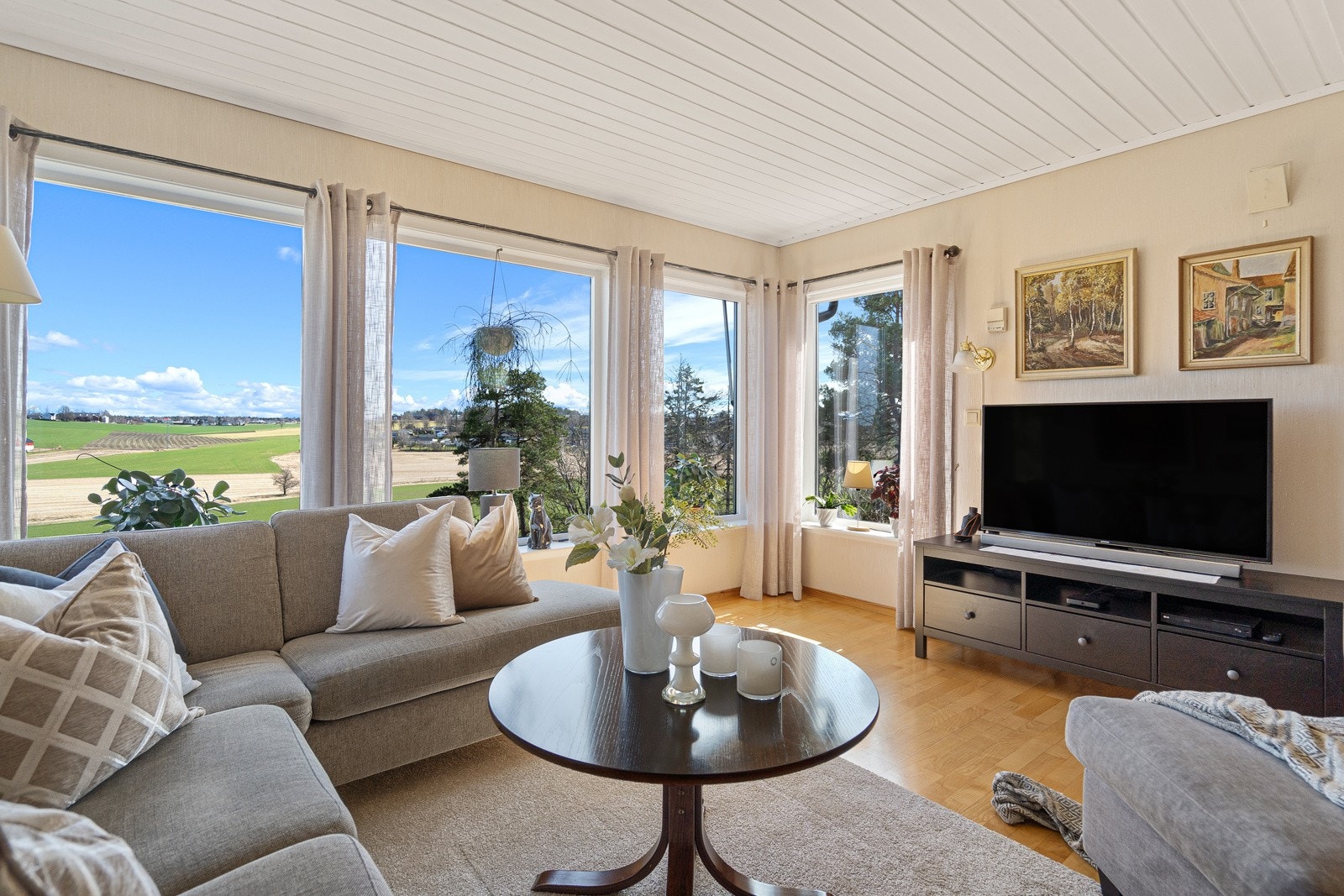 Lys og fin stue med fri og fin utsikt Galleribilde