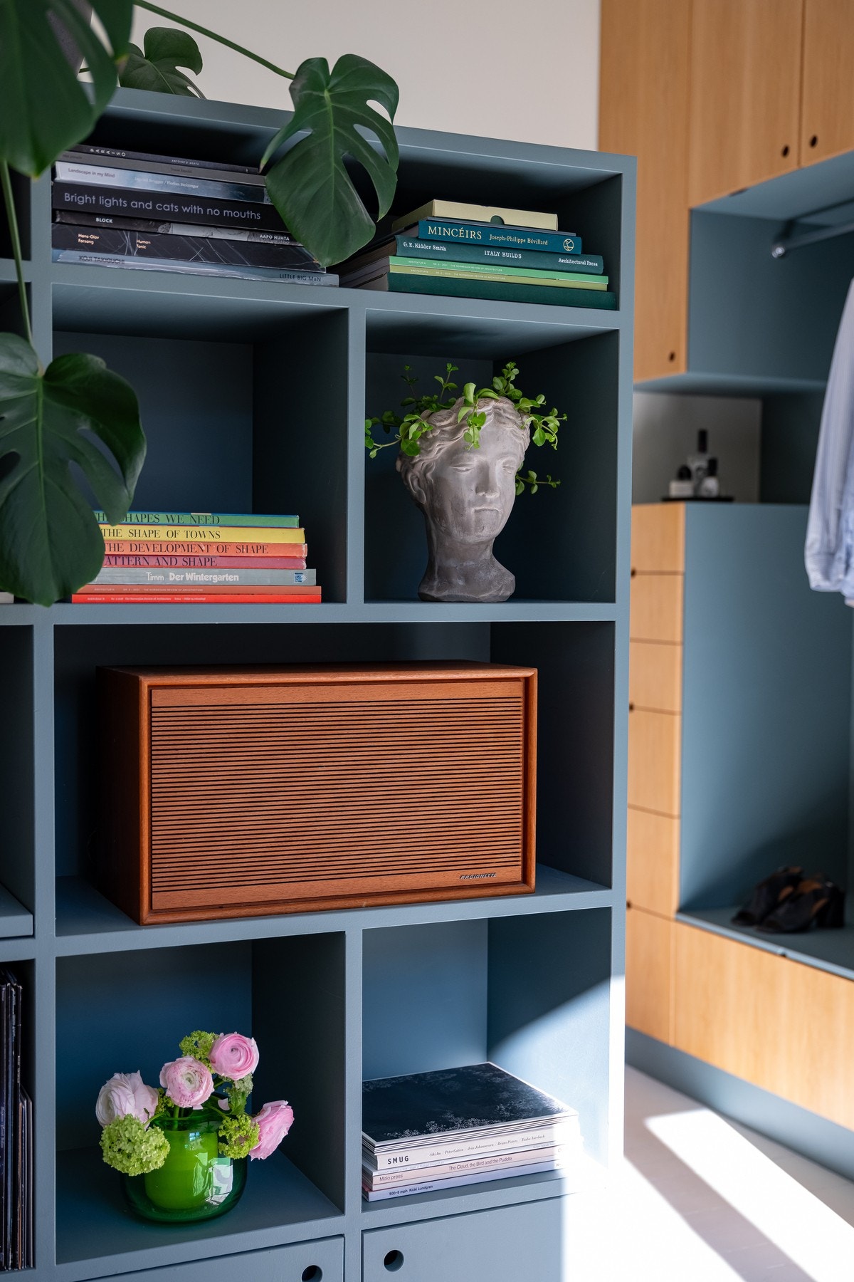 Legg også merke til den smarte garderobeløsningen som sørger for mye oppbevaringsplass til klær, sko og annet ønskelig. Galleribilde