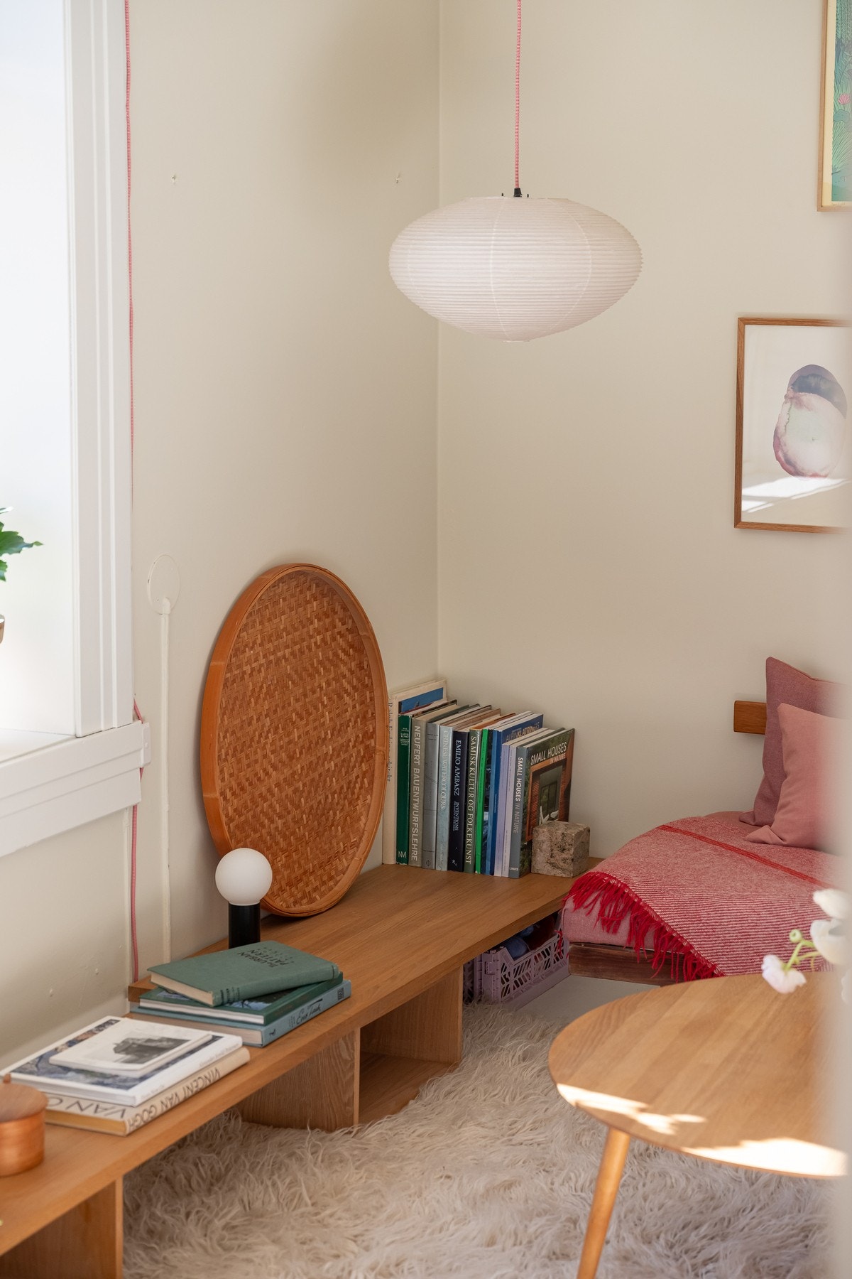 De store vindusflatene med dype karmer kombinert med takhøyden på 2,82 meter gir en lys og luftig romfølelse. Galleribilde