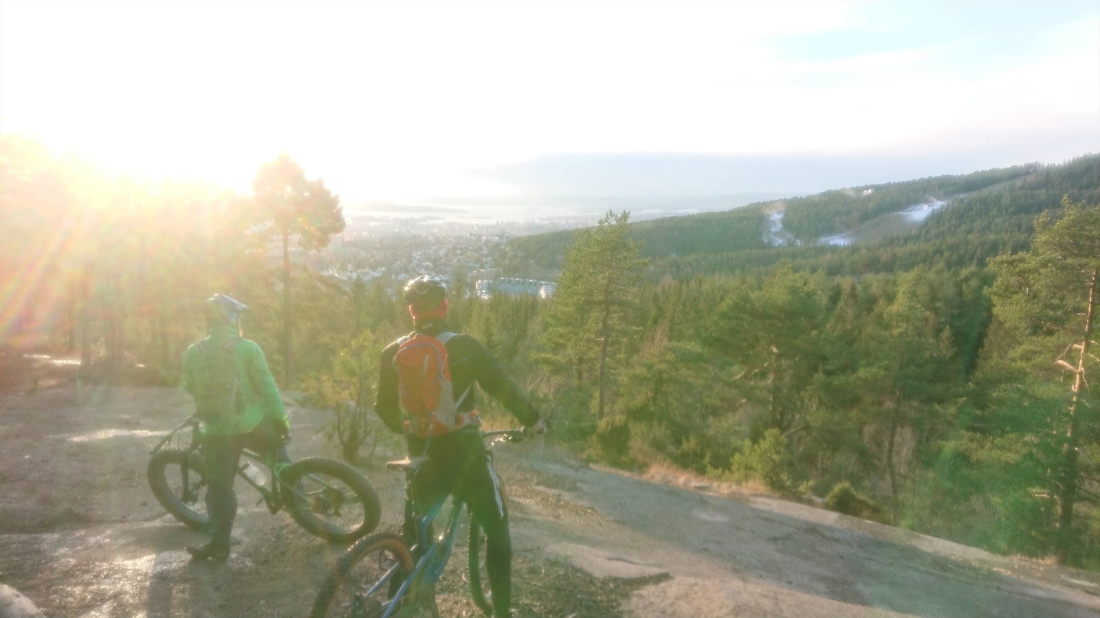 På kort tid når du toppen av Årvollåsen, med en mengde linjevalg for sykkel ned igjen. Du er tett på Merramyrhøgda, Alnsjøen, Barlindåsen, Slengfehøgda og en mengde Lillo-klassikere Galleribilde