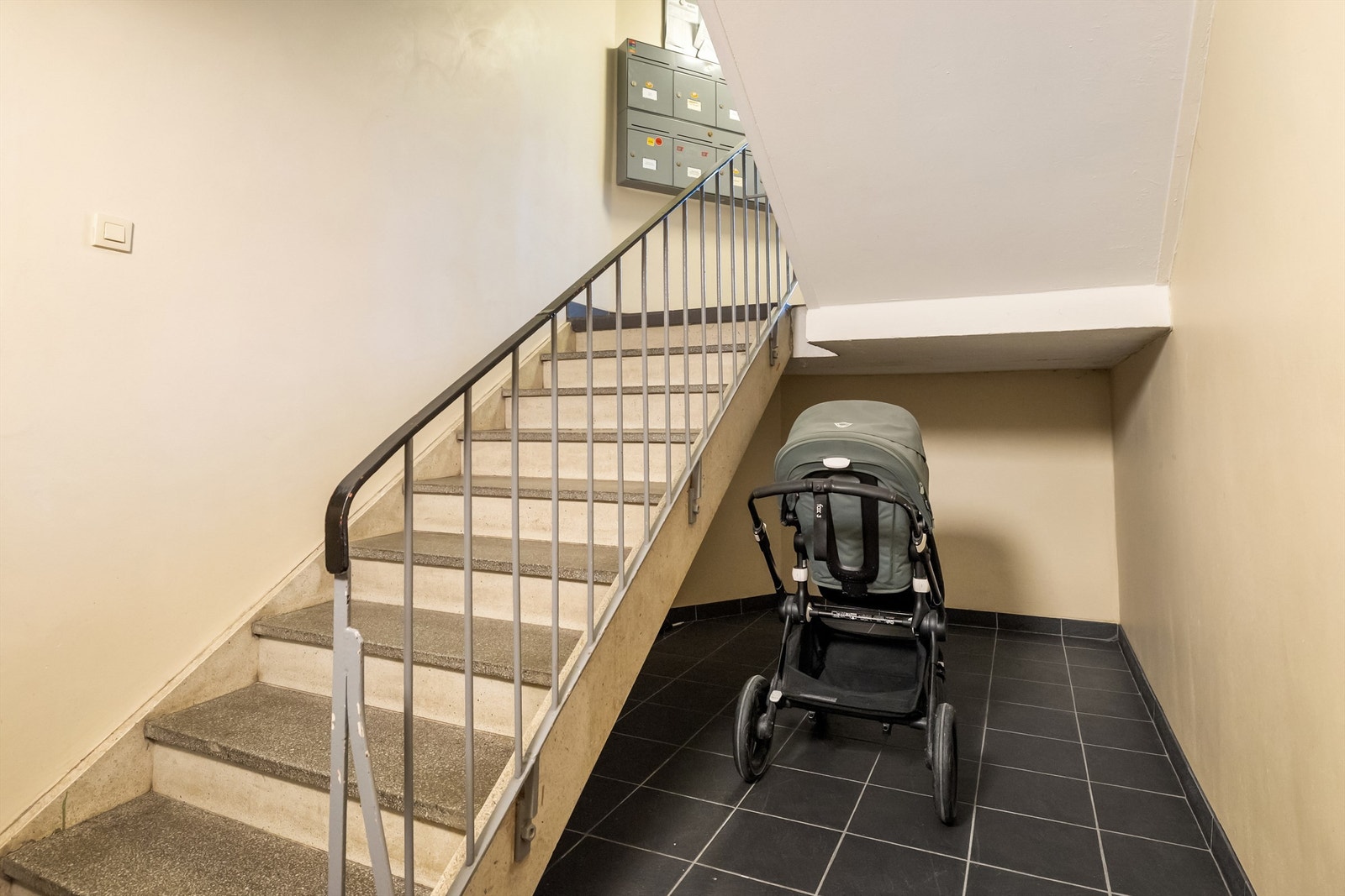 Plass til barnevogn under trappen i oppgangen Galleribilde