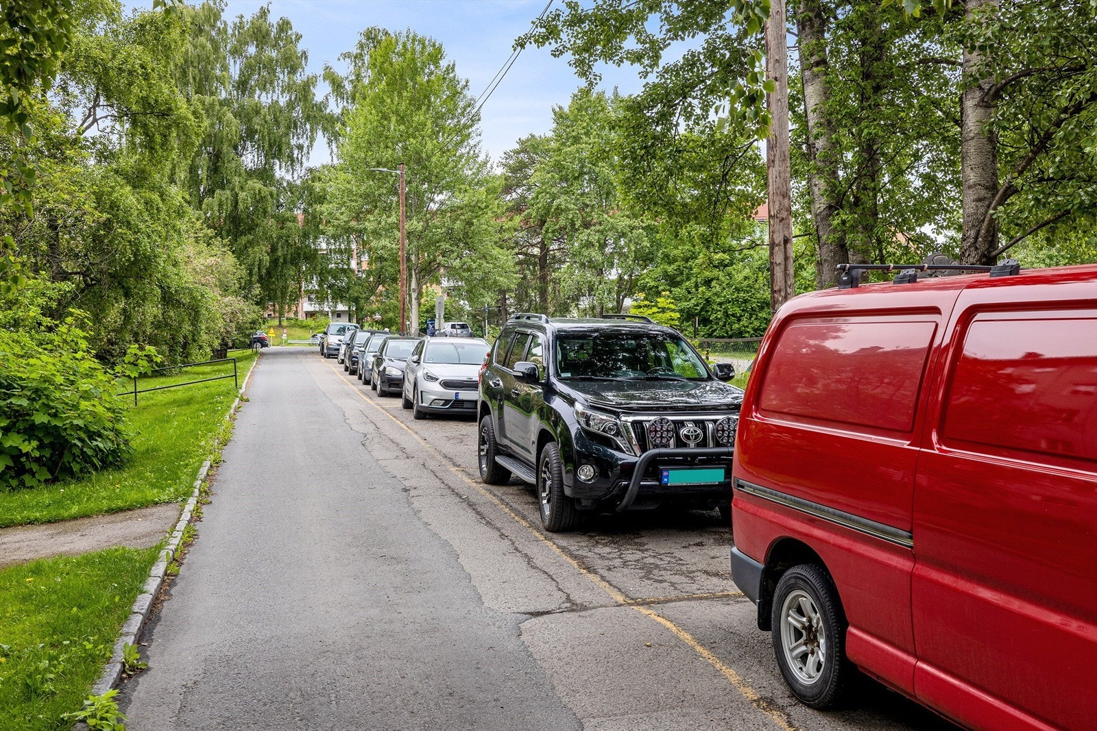 Sameiet har egne parkeringsplasser få meter fra inngangsdøren - hver bolig får ett parkeringsoblat, samt et oblat for gjester Galleribilde